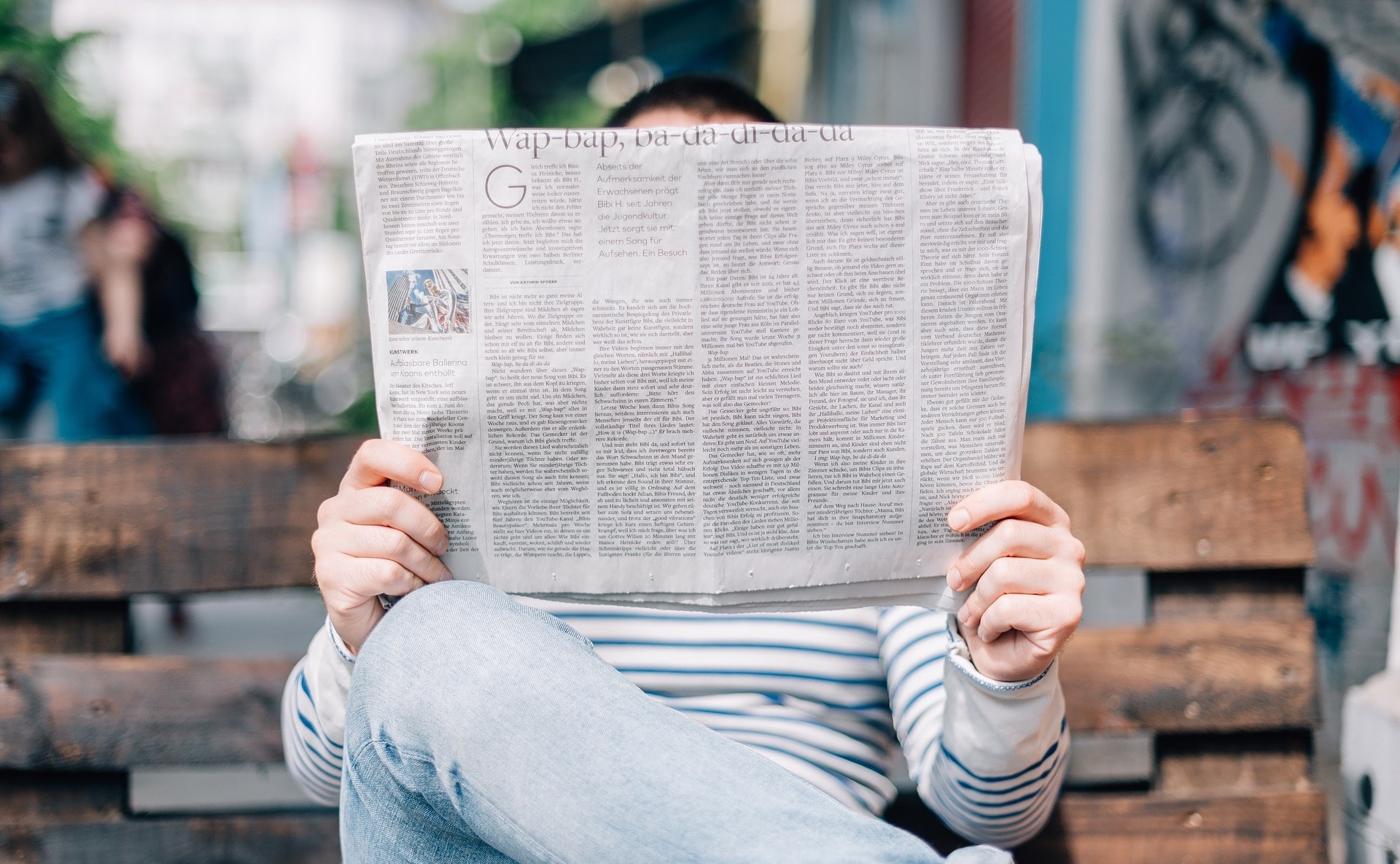 people 2566677 1920 Junge Person liest die Zeitung