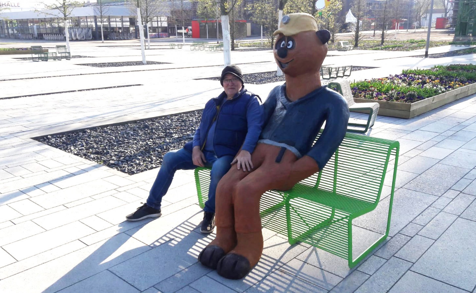 main image Da sitzt er und wartet auf die Gäste